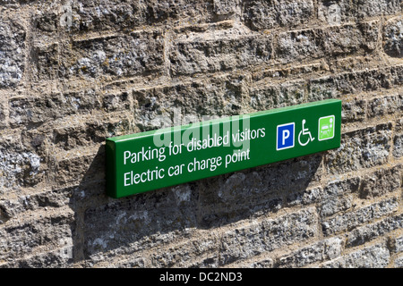 Melden Sie für Behinderten Parkplätze und Punkt an der Bowlees Visitor Centre oberen Teesdale County Durham UK Ladestation für Elektroautos Stockfoto