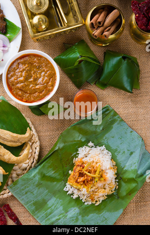 Nasi Lemak Bungkus, eine traditionellen malaiische Curry paste Reisgericht auf einem Bananenblatt serviert Stockfoto