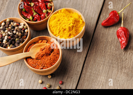 Vier Arten von Gewürzen auf den Holztisch closeup Stockfoto