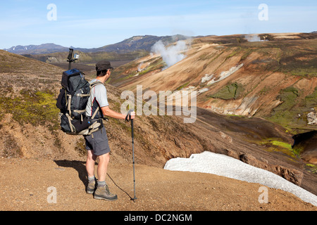 Wanderer mit Blick auf vulkanischen Dampfdüsen auf der Laugavegur-Wanderweg Fjallabak Island Stockfoto