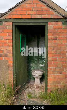 Alten Außentoilette im Nebengebäude, England Stockfoto