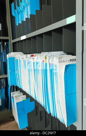 Regal voller Ordner und Dateien in einem Büro Stockfoto
