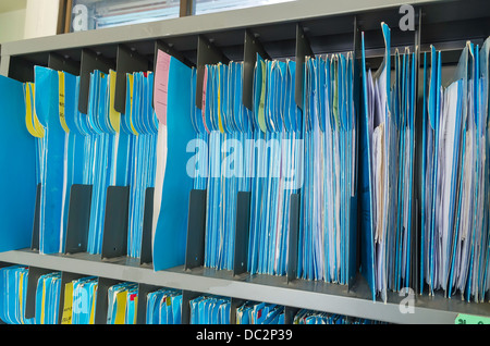 Regal voller Ordner und Dateien in einem Büro Stockfoto
