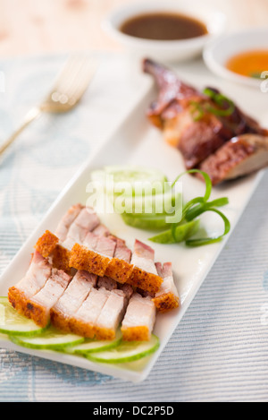 Siu Yuk, Chinesisch knusprig gebratene Schweinebauch mit Ente auf der Rückseite in der Nähe erschossen Stockfoto