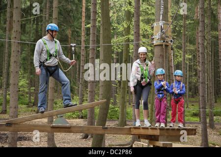 Familienausflug in die Kletterhalle Stockfoto