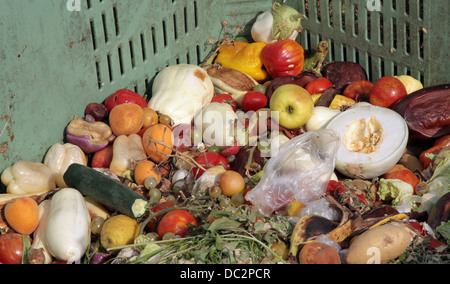 Haufen von gebrochenen Obst und Gemüse, als Dünger auf dem Hof zu werfen Stockfoto