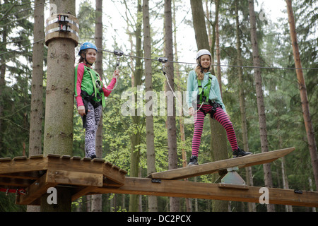 Zwei Mädchen auf einer Reise in die Seil-Zentrum Stockfoto