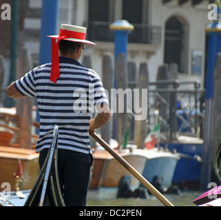 qualifizierte venezianischen Gondoliere wie er seine Gondel auf dem Canal grande in Venedig fährt Stockfoto