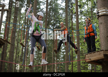 Frau-Ausflug in die Kletterhalle Stockfoto