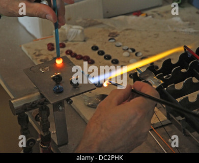 Glaser mit Gas Fackel leuchtet beim Mischen und gestalten eine Stück Glas 3 Stockfoto