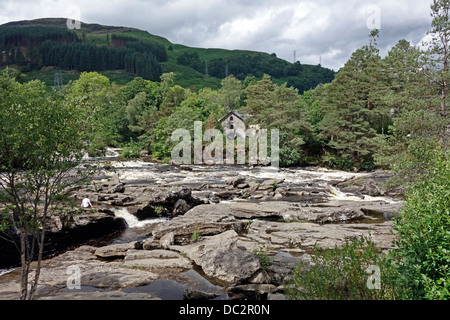 Killin in der District of Stirling, Schottland von Dochart Falls Stockfoto