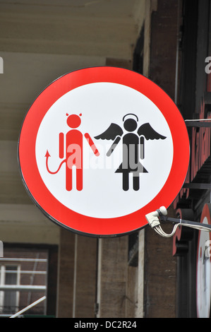 Teufel und Engel Straßenschild. Fotografiert in Budapest, Ungarn Stockfoto