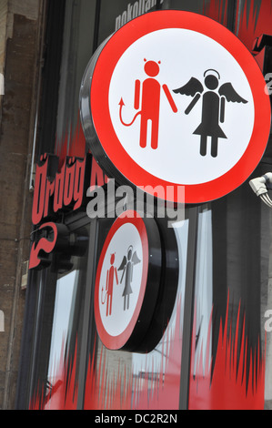 Teufel und Engel Straßenschild. Fotografiert in Budapest, Ungarn Stockfoto