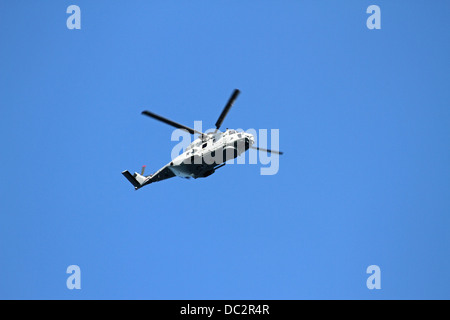 militärischen Kampf Hubschrauber während des Fluges über feindliche zone Stockfoto