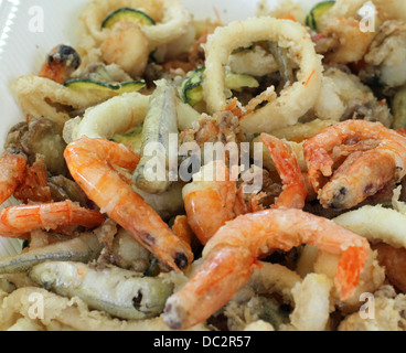 ausgezeichnete gebratenen Fisch mit knusprig gebratenen Garnelen und Gemüse zerschlagen Stockfoto