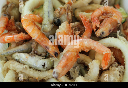 ausgezeichnete gebratenen Fisch mit knusprig gebratenen Garnelen und Gemüse zerschlagen Stockfoto