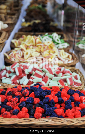 Süßigkeiten in einem Marktstand Stockfoto