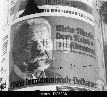 Wahlplakate der Deutschen Nationalen Volkspartei (DNVP) mit dem Portrait des Reichspräsidenten Paul von Hindenburg und dem Slogan "Mehr Macht für den Reichspräsidenten! Weg mit der autokratischen Regel der Parlamente. Stimmen Sie für die Deutsche Natioal People's Party' für eine der beiden deutschen Wahlen im Jahr 1932. Fotoarchiv für Zeitgeschichte Stockfoto