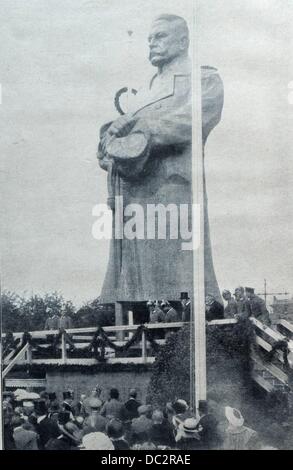 Das Bild im Berliner Illustrirte Zeitung (Berliner Illustrierte Zeitung) veröffentlicht im Jahr 1915 zeigt der feierlichen Enthüllung der Hindenburg-Denkmal auf dem Königsplatz in Berlin, Deutschland. Das Denkmal wurde anlässlich des ersten Jahrestages der Schlacht von Tannenberg und Ehren Feldmarschall Hindenburg als Befreier von Ostpreußen errichtet. Sie befand sich auf dem Königsplatz (heute: Platz der Republik) neben der Siegessäule und vor dem Bismarck-Denkmal. 1919 wurde es wieder demontiert. Der ursprüngliche Titel war: "der eiserne Hindenburg in Berlin nach seiner Enthüllung. Das Reich Stockfoto