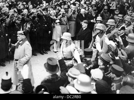 Reichspräsident Paul von Hindenburg und Reichskanzler Adolf Hitler werden anlässlich des Gedenktags der Helden am 25. Februar 1934 von den Menschen mit dem Nazi-Gruß begrüßt. Fotoarchiv für Zeitgeschichte Stockfoto