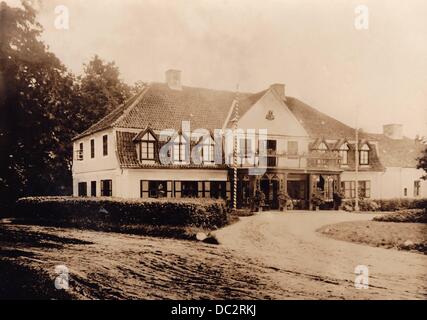 Blick auf das Manor Neudeck in Westpreußen (heute: Ogrodzieniec in der Woiwodschaft Warma-Masurien in Polen) um 1927. Auf Veranlassung lokaler Veteranenverbände erhielt Reichspräsident Paul von Hindenburg das Anwesen als Geschenk zu seinem 80. Geburtstag im Jahr 1927. Das Bild zeigt das Haupthaus vor dem von Hindenburg in Auftrag gegebenen Wiederaufbau von 1928-1930. Fotoarchiv für Zeitgeschichte Stockfoto