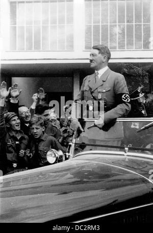 Adolf Hitler wird begeistert von seiner Ankunft bei der „Rally of Victory“ in Nürnberg im September 1933 begrüßt. Fotoarchiv für Zeitgeschichte Stockfoto