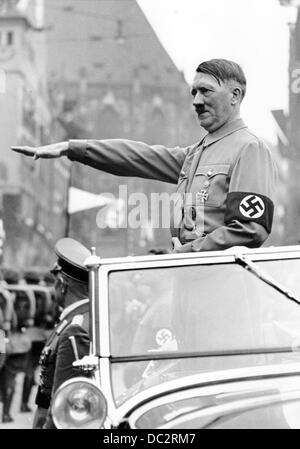 Die Nazi-Propaganda! Das Bild zeigt Adolf Hitler, der die Mitglieder der SA, der SS, der NSKK und der NSFK begrüßt, die während der Nürnberger Rallye am 6-13. September 1937 in Nürnberg an ihm vorbeimarschieren. Fotoarchiv für Zeitgeschichte Stockfoto