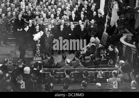 Reichskanzler Adolf Hitler hält eine Rede anlässlich der feierlichen Eröffnung des Reichstags vor dem Reichspräsidenten Paul von Hindenburg in der Garnison-Kirche in Potsdam, Deutschland, am 21. März 1933. Fotoarchiv für Zeitgeschichte Stockfoto