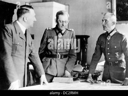 Adolf Hitler während eines Treffens mit dem Oberbefehlshaber des südlichen Feldmarschalls der Armeegruppe Fedor von Bock (r) und General Maximilian von Weichs. Fotoarchiv für Zeitgeschichte Stockfoto