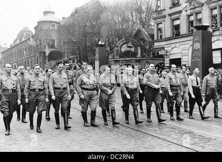 Adolf Hitler (m), Hermann Göring (4 l) und Ulrich Graf (6 l) marschieren zur Feldherrenhalle, um der Bierhalle Putsch vom November 1923 in München am 9. November 1938 zu gedenken. In derselben Nacht initiierte Joseph Goebbels mit seiner Rede im Alten Rathaus die Reichskristallnacht. Die Nazi-Propaganda! Auf der Rückseite des Bildes ist datiert vom 9. November 1938: '9. November in München - der historische märz. Die Führergruppe, neben dem Führer, Hermann Göhring und Ulrich Graf." Fotoarchiv für Zeitgeschichte Stockfoto