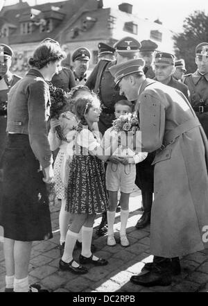Das Bild der Nazi-Propaganda! Zeigt Adolf Hitler, wie Mädchen ihm Blumen schenken. Datum und Ort unbekannt (um 1933 Uhr). Fotoarchiv für Zeitgeschichte Stockfoto