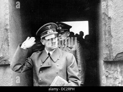 Die Nazi-Propaganda! Das Bild zeigt Adolf Hitler bei seinem Besuch der Gedenkstätte von Langemark im Jahr 1940. Fotoarchiv für Zeitgeschichte Stockfoto