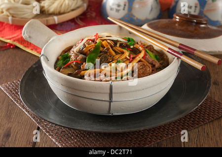Shanghai Rindfleisch Nudeln in einem Tontopf chinesisches Essen Stockfoto