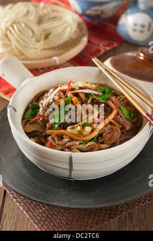 Shanghai Rindfleisch Nudeln in einem Tontopf chinesisches Essen Stockfoto