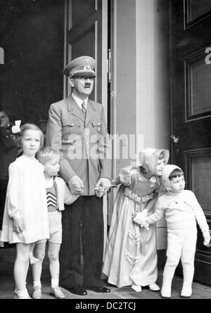Die Nazi-Propaganda! Das Bild zeigt Adolf Hitler zu seinem 50. Geburtstag mit Kindern, die ihm am 20. April 1939 am Eingang der Kanzlei des Neuen Reiches in Berlin gratulierten. Fotoarchiv für Zeitgeschichte Stockfoto