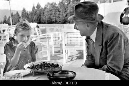 Eine moderne Postkarte zeigt Adolf Hitler auf der Terrasse seines Hauses am Obersalzberg in Österreich neben einem blonden Mädchen, das Kirschen isst. Die Überschrift lautet: "Das Content Girl". Datum unbekannt. Fotoarchiv für Zeitgeschichte Stockfoto