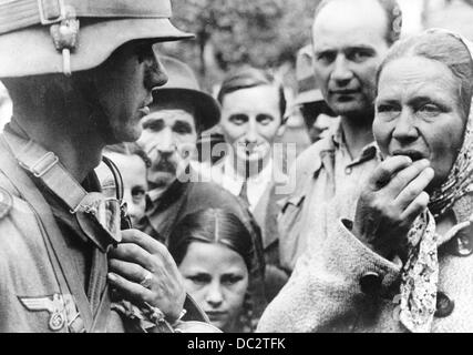 Der NS-Propaganda! auf der Rückseite des Bildes liest: "deutsche Soldaten in Lemberg. A erleichtert Missionars-erzählt deutsche Soldaten ihre letzten leiden unter dem sowjetischen Terror. " Motiv von der Ostfront, Ukraine, ausgestellt am 12.07.1941. Der Angriff der Wehrmacht auf die Sowjetunion durchgeführten fand am 22.06.1941 unter dem Decknamen "Operation Barbarossa". Zuerst begrüßt und unterstützt von der lokalen Bevölkerung als "Befreier vom Joch stalinistischen" die Wehrmacht wurde gehasst, von der Mehrheit, führte zu einem Guerilla-Krieg mit äußerster Brutalität durchgeführt. [Unregelmäßigkeiten bei qualit Stockfoto