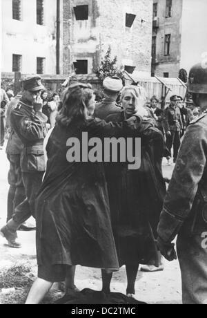 Nach dem deutschen Angriff auf die Sowjetunion am 22. Juni 1941 beging die NKVD/GPU (sowjetische Geheimpolizei) Massenmorde an ihren politischen Gefangenen in der von der Roten Armee besetzten Stadt Lemberg, Ukraine. Die Nazi-Propaganda! Auf der Rückseite des Bildes ist vom 5. Juli 1941 datiert: "Lemberg nach seiner Ergreifung. Im GPU-Gefängnis von Lemberg wurden 2-3000 Ukrainer von den Sowjets abgeschlachtet. Dramatische Szenen entfalteten sich unter der Bevölkerung. Fotoarchiv für Zeitgeschichte Stockfoto