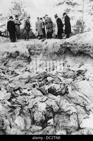 Die Entdeckung der Massengräber in Katyn (Russland) durch die deutsche Wehrmacht im Februar 1943 - die Nazi-Propaganda! Auf der Rückseite des Bildes steht vom 24. April 1943: "Die Massenmorde der GPU bei Smolensk. Eine Delegation europäischer Dichter und Schriftsteller in Katyn Forest. Die Teilnehmer sind tief bewegt vor den Massengräbern abgebildet.“ Fotoarchiv für Zeitgeschichte Stockfoto