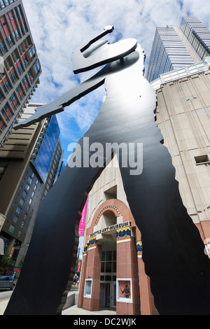 Skulptur Jonathan Borofskys "Hammering Man" vor dem Eingang des Seattle Art Museum, Seattle, Washington, USA Stockfoto