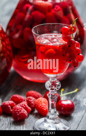 Likör von Waldbeeren Stockfoto