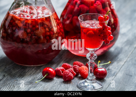 Likör von Waldbeeren und Alkohol Stockfoto