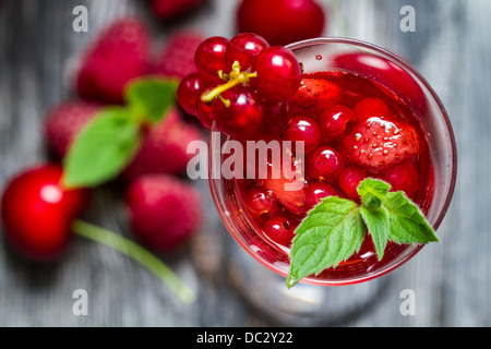 Nahaufnahme der Likör von Waldbeeren und Minze Stockfoto