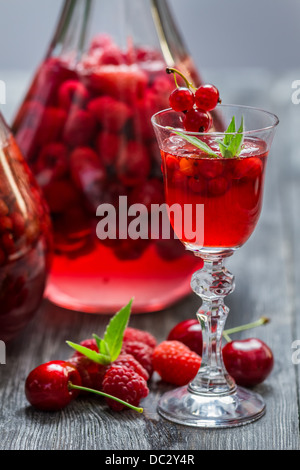 Likör von Waldbeeren und Minze Stockfoto