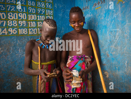 Mursi Stamm Boys In einer Schule, Mago Park, Omo-Tal, Äthiopien Stockfoto