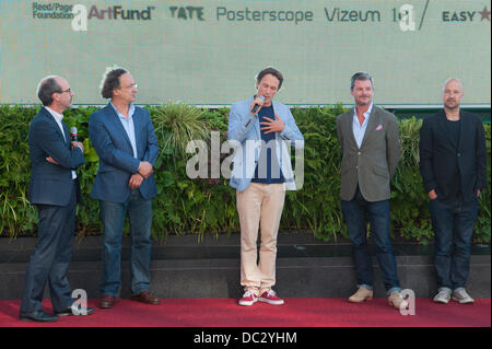 Shepherds Bush, London, UK. 8. August 2013. Richard Reed (Mitbegründer von Innocent Drinks) startet die Eröffnung des Art überall in der Westfield Centre. Eine Kooperation zwischen Richard Reed, der Art Fund, Tate, der Plakat-Industrie und 101 Kreativagentur, es ist eine öffentliche Feier der Kunst in ganz Großbritannien auf Tausenden von Poster und Plakat Websites von 12-25 August 2013. Bildnachweis: Malcolm Park/Alamy Live-Nachrichten Stockfoto