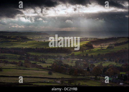 Sonnenstrahlen über große Moor im Peak District National Park im Herbst Stockfoto