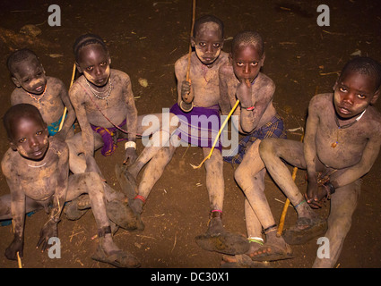 Bodi-Stamm Kinder während der Nacht Zeremonie von Kael, Hana Mursi, Omo-Tal, Äthiopien Stockfoto