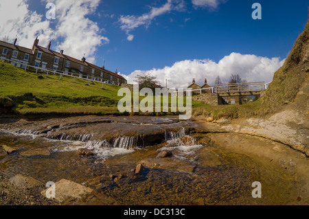 Hutton Beck läuft durch das Dorf Hutton Le Hole, North Yorkshire, Großbritannien. Stockfoto