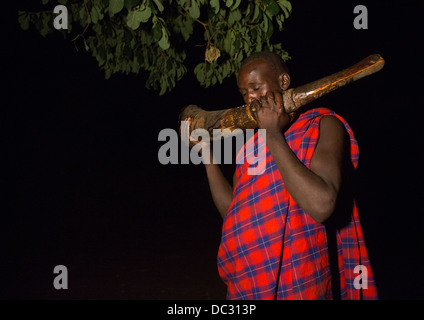 Bodi-Stamm Mann bläst In ein Elephant Tusk bei Kael Zeremonie, Hana Mursi, Omo-Tal, Äthiopien Stockfoto